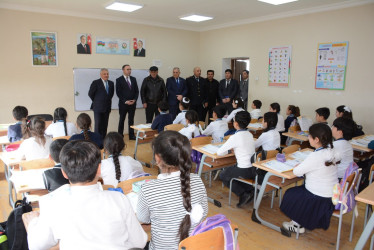Rayon rəhbəri Xoruzlu kənd tam orta məktəbində mövcud şəraitlə tanış olub