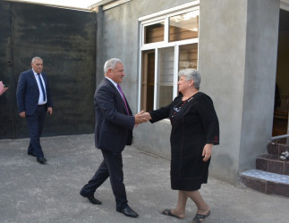 Tərtər Rayon İcra Hakimiyyətinin başçısı Müstəqim Məmmədov  “Əməkdar müəllim” Fazilə Kərimovanı 65 illik yubileyi münasibətilə ziyarət edib