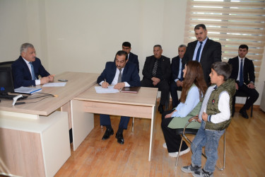 Rayon rəhbəri vətəndaş müraciətlərini dinləyib