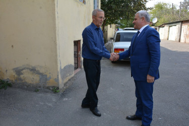 Rayon rəhbəri şəhid Qubad Hacıyevin anası Hacıyeva Tutubəyimi 60 illik yubileyi münasibəti ilə ziyarət edib