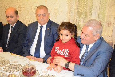 Rayon rəhbəri “Konstitusiya və Suverenlik İli” çərçivəsində Xoruzlu və Kəbirli kəndindən olan şəhid ailələri və qazilərlə görüş keçirib