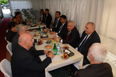 Rayon rəhbəri şəhid Mahir Əsədovun anasının yas mərasimində iştrak edib