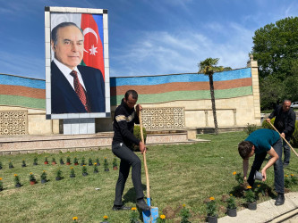 Tərtərdə “Konstitusiya və Suverenlik İli” çərçivəsində Ulu Öndərin anadan olmasının 102-ci ildönümü ilə əlaqədar gül-çiçək kolları əkilib