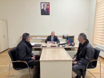 Rayon rəhbəri vətəndaş müraciətlərini dinləyib