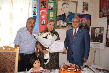 İcra başçısı şəhid anası Nabat Ələkbərovanı 60 illik yubileyi münasibəti ilə təbrik edib