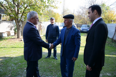 Rayon rəhbəri 8 Noyabr Zəfər Günü ərəfəsində kənd ağsaqqalı, şəhid qardaşı İman Almuradovu 80 illik yubileyi münasibəti ilə təbrik edib