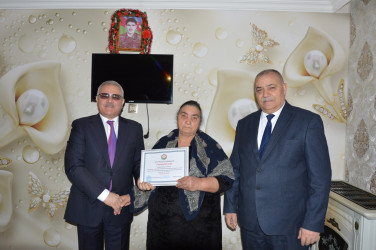 İcra başçısı şəhid anası Dürnisə Rəhimovanı 75 illik yubileyi münasibəti ilə təbrik edib
