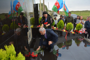 Sarov kəndində şəhid Şirinli Nurlan Qədir oğlunun xatirəsinə inşa edilmiş  abidənin açılışı olub