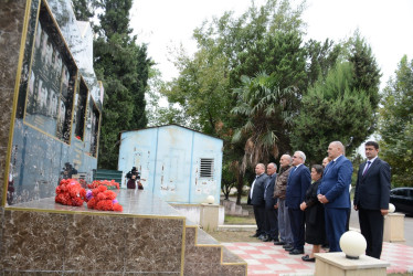 Rayon rəhbəri “Konstitusiya və Suverenlik İli” çərçivəsində Hüsənli kəndindən olan şəhid ailələri ilə görüş keçirib