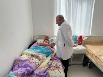 İcra başçısı xəstəxanada müalicə olunan şəhid anasını ziyarət edib