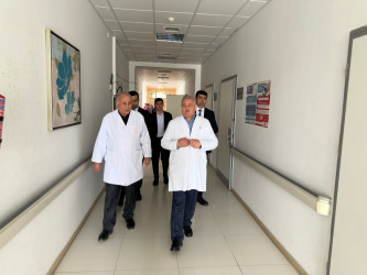 İcra başçısı xəstəxanada müalicə olunan şəhid anasını ziyarət edib