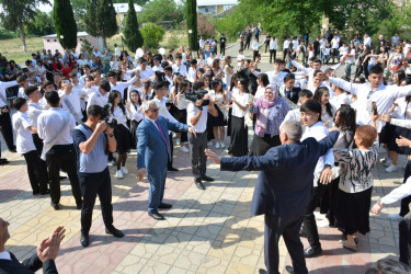 Ümumtəhsil məktəblərində “son zəng” çalındı: rayon rəhbəri məzunları təbrik etdi