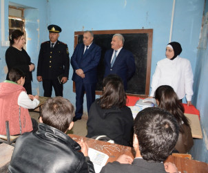 Rayon rəhbəri İsmayılbəyli kənd tam orta məktəbində mövcud şəraitlə tanış olub