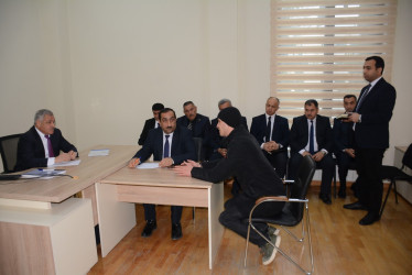 Rayon rəhbəri vətəndaş müraciətlərini dinləyib