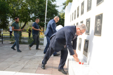 Rayon rəhbəri “Konstitusiya və Suverenlik İli” çərçivəsində Dəmirçilər və Cəmilli kəndindən olan şəhid ailələri və qazilərlə görüş keçirib