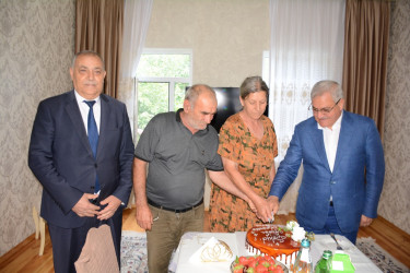 İcra başçısı şəhid anası Pərvanə Əhmədovanı 55 illik yubileyi münasibəti ilə təbrik edib