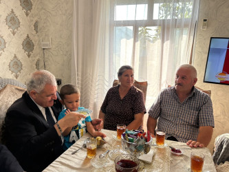 Tərtər Rayon İcra Hakimiyyətinin başçısı 27 Sentyabr – Anım Günü ilə əlaqədar Vətən müharibəsi şəhidi Elvin Abbasovun ailəsini ziyarət edib