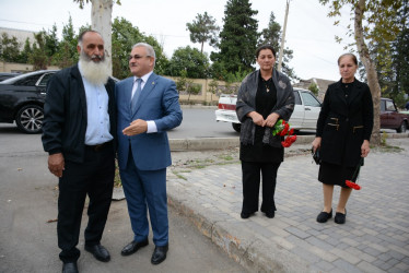 Rayon rəhbəri 27 sentyabr-Anım Gününün beşinci ildönümü ilə əlaqədar 3-cü dərəcəli “Vətənə xidmətə görə” ordenli şəhid Kənan Ağayevin ailə üzvləri ilə birlikdə onun adını daşıyan küçədə aparılan əsaslı təmir işləri ilə tanış olublar