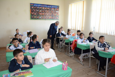 Rayon rəhbəri Seydimli kənd tam orta məktəbində mövcud şəraitlə tanış olub
