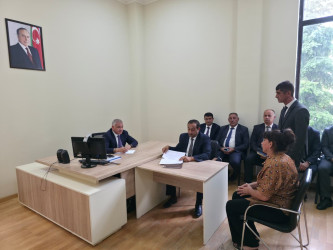 Rayon rəhbəri vətəndaş müraciətlərini dinləyib