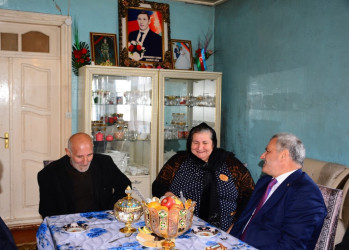 İcra başçısı Borsunlu kəndində şəhid Elman Məmmədovun ailəsi ilə görüşüb