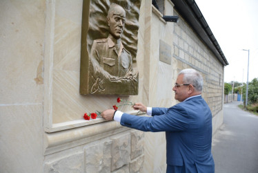 Rayon rəhbəri 27 sentyabr-Anım Gününün beşinci ildönümü ilə əlaqədar 3-cü dərəcəli “Vətənə xidmətə görə” ordenli şəhid Cavid Səfərovun ailə üzvləri ilə birlikdə onun adını daşıyan küçədə aparılan əsaslı təmir işləri ilə tanış olublar