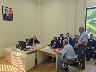Rayon rəhbəri vətəndaş müraciətlərini dinləyib
