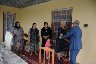 Rayon rəhbəri “Konstitusiya və Suverenlik İli” çərçivəsində Evoğlu kəndində şəhid ailələri və qazilərlə görüş keçirib