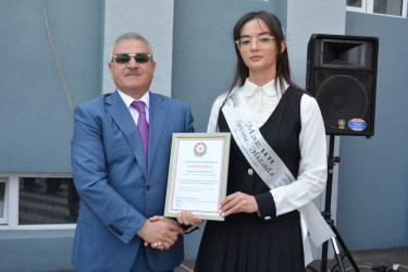Rayon rəhbəri yekun attestasiya imtahanında yüksək bal toplayan məzunları təltif edib