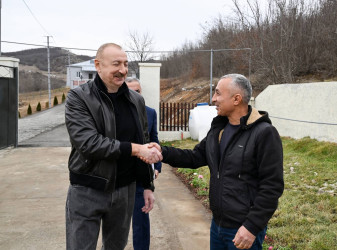 İlham Əliyev Ağdərə rayonunun Heyvalı kəndində görülmüş işlərlə tanış olub