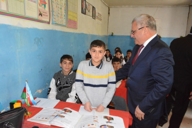 Rayon rəhbəri İsmayılbəyli kənd tam orta məktəbində mövcud şəraitlə tanış olub