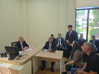 Rayon rəhbəri vətəndaş müraciətlərini dinləyib