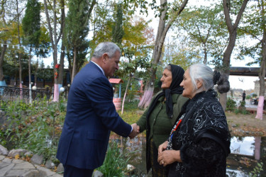 İcra başçısı şəhid anasını 70 illik yubileyi münasibəti ilə təbrik edib