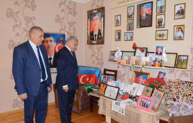 Rayon rəhbəri “Konstitusiya və Suverenlik İli” çərçivəsində şəhid Şəmilov Azərin ailəsini ziyarət edib