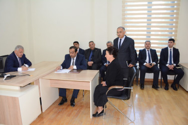 Rayon rəhbəri vətəndaş müraciətlərini dinləyib
