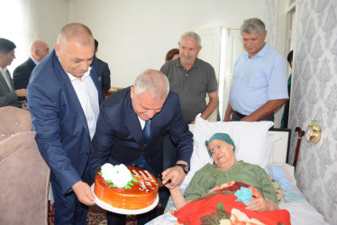 Rayon rəhbəri 85 yaşlı şəhid anası Qənirə Məmmədovanı ad günü münasibəti ilə təbrik edib