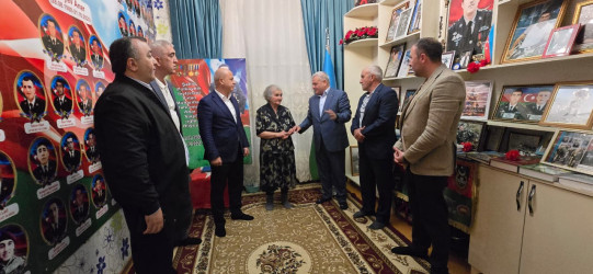 Rayon rəhbəri “Konstitusiya və Suverenlik İli” çərçivəsində Vətən müharibəsi Qəhrəmanı, şəhid polkovnik-leytenant Anar Əliyevin ailəsini ziyarət edib
