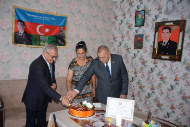 İcra başçısı şəhid Taleh Məhərzadənin anasını 50 illik yubileyi münasibəti ilə təbrik edib